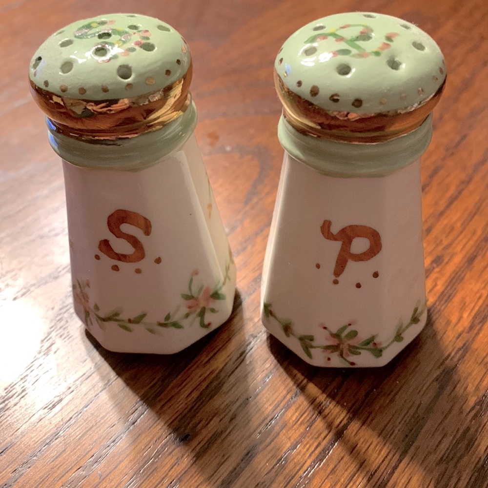 Vintage salt and pepper set. Porcelain